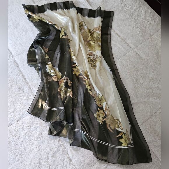 Ladies Scarf 39x40 Excellent Condition! - Picture 4 of 4